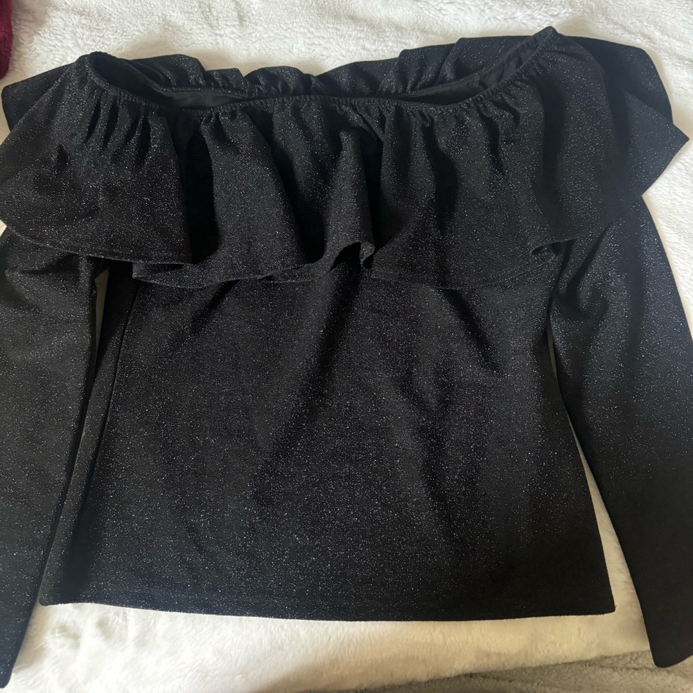 H&M black shimmery top. Long sleeve semi crop top.